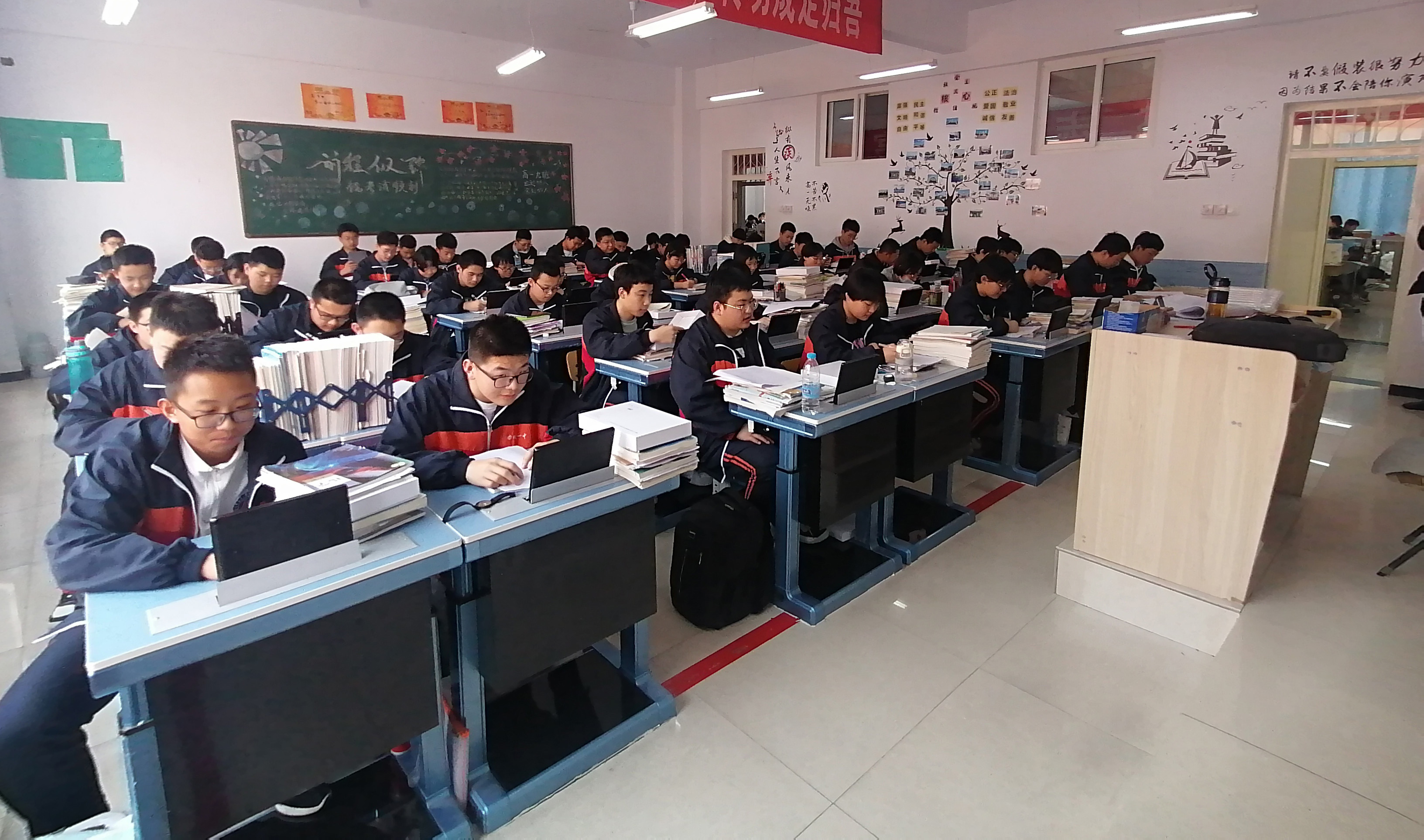 看，这所学校智慧课堂牛了！